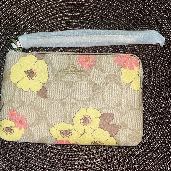 💝🆕💝 Corner Zip Wristlet In Signature Canvas With Floral Print - Picture 8 of 10